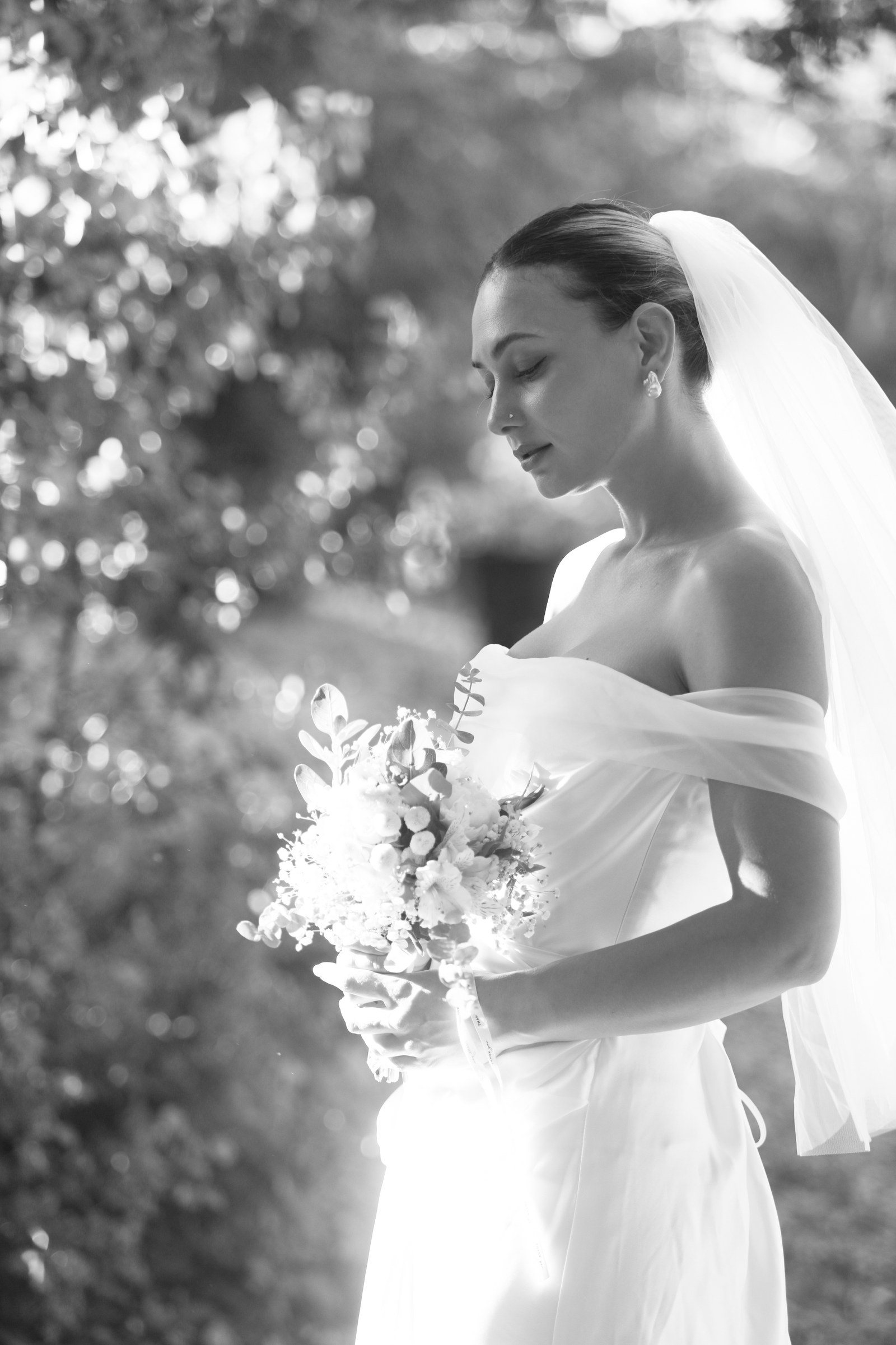 Black-and-white bridal portrait of Olesia Prodan holding a bouquet