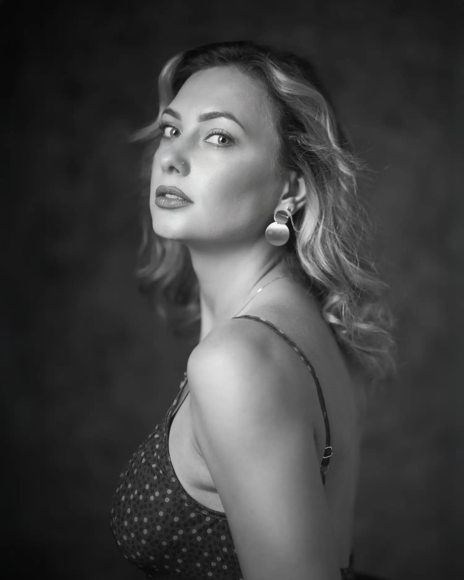 Black-and-white beauty portrait of Olesia Prodan looking over her shoulder